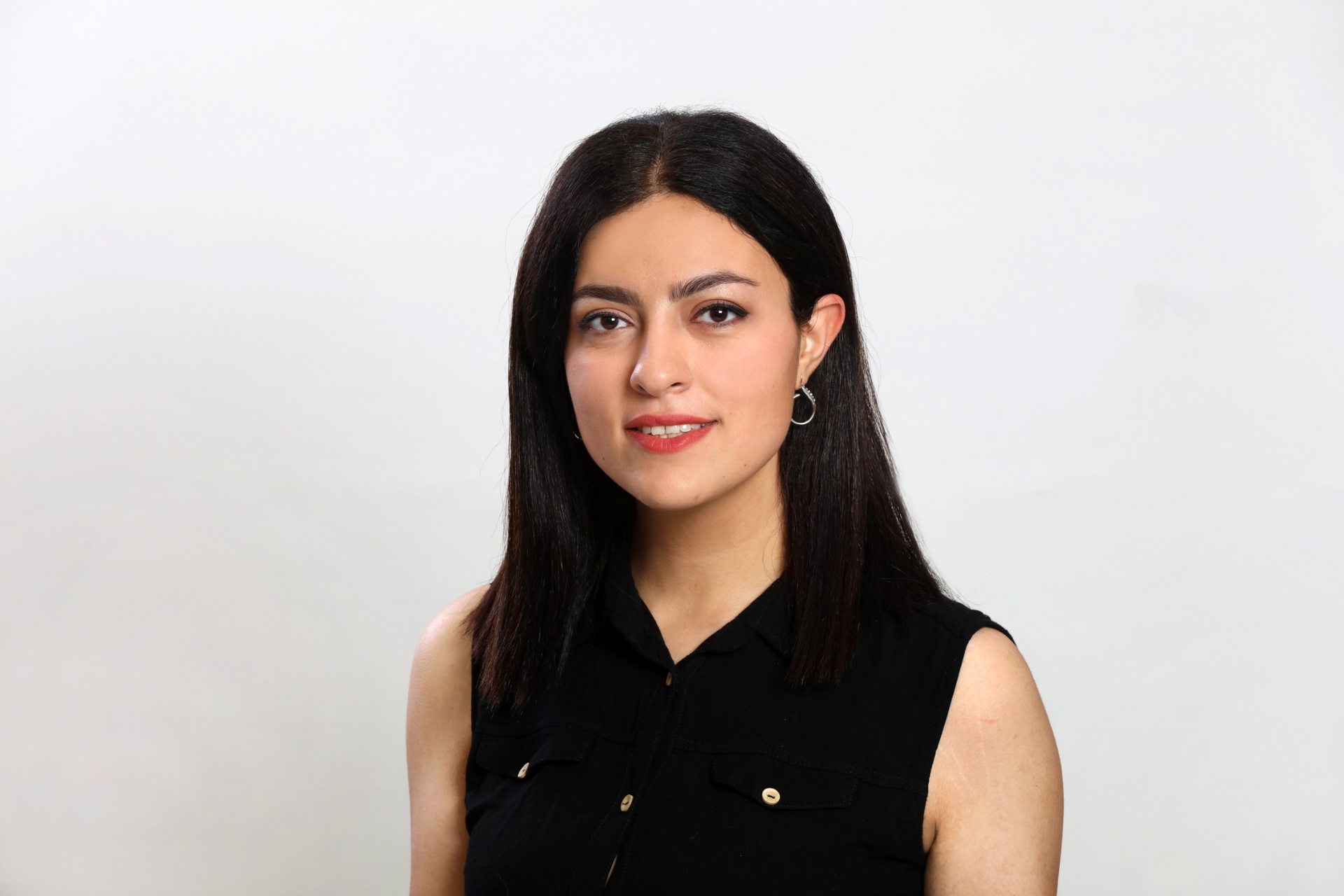 Portrait of Parisa Sharifpour
